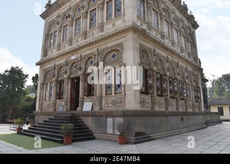 Fassade und Schritte zur Tür von Herrn Shiva Tempel bei Mahadji Shinde Chatri, Mahadevrao Shinde baute den Komplex. Wanawadi, Pune Maharashtra Stockfoto