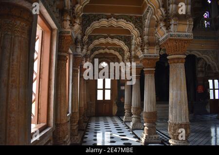 Schöner Innenkorridor des Tempels bei Mahadji Shinde Chatri, Mahadevrao Shinde baute den Komplex. Wanawadi, Pune Maharashtra Stockfoto