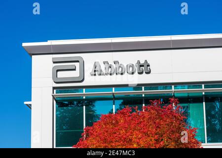 Abbot-Logo, Schild am Firmensitz im Silicon Valley. Abbott Labs ist ein amerikanisches Gesundheitsunternehmen - Sunnyvale, California, USA - 2020 Stockfoto