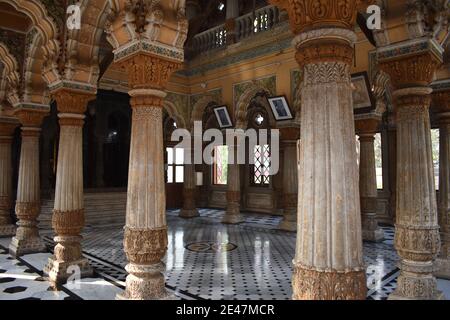 Schöner Innenkorridor des Tempels bei Mahadji Shinde Chatri, Mahadevrao Shinde baute den Komplex. Wanawadi, Pune Maharashtra Stockfoto