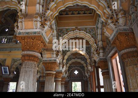 Schöner Innenkorridor des Tempels bei Mahadji Shinde Chatri, Mahadevrao Shinde baute den Komplex. Wanawadi, Pune Maharashtra Stockfoto