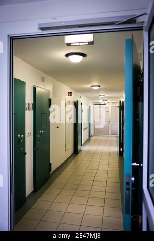 21. Januar 2021, Schleswig-Holstein, Neumünster: Blick auf einen Korridor mit Zellenräumen in einem Flügel der Jugendstrafanstalt Moltsfelde, aufgenommen während einer Fotosession. Foto: Christian Charisius/dpa Stockfoto