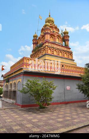 Vertikal geschossen von der Rückseite des Parvati Hill Temple - Devdeveshwar Tempel (Shiva und Parvati), Parvati Hügel. Dieser Palast wurde 17 von Shrimant Peshwa erbaut Stockfoto
