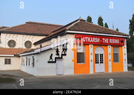 Nahaufnahme des alten Gebäudes UTKARSH - THE RISING, der Armee Public School Junior Wing, in der Nähe Turf Club Ground, Pune Maharashtra. Stockfoto