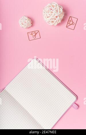Selektiver Fokus. Valentinstag-Layout. Rosa Notizblock mit Copyspace. Auf einem rosa Papier Hintergrund mit Papeterie. Die Ansicht von oben Stockfoto