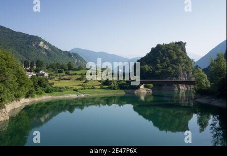 Schöne Aufnahme des Lago Del Corlo in Rocca, Venetien, Italien Stockfoto