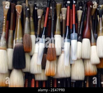 Riesige Auswahl an chinesischen Pinsel zum Verkauf in Dafen Ölgemälde Dorf in Shenzhen. Bekannte Gegend für Künstler und Gemälde. Stockfoto