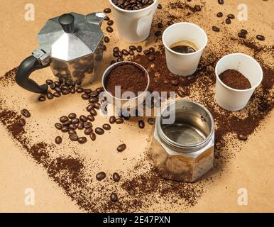 Moka Pot Kaffee und Kaffeebohnen auf braunem Papier Stockfoto