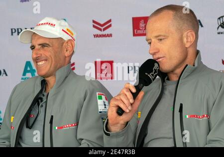 Auckland, Neuseeland, 22. Januar, 2021 - Prada Cup Pre-Race Pressekonferenz für Round Robin 3 & 4 mit Mitgliedern des Team INEOS UK und der italienischen Team Luna Rossa Prada Pirelli. Im Bild: Prada gemeinsame Steuermänner Francesco Bruni und James Spithill (rechts). Beim Prada Cup Wettbewerb treten folierende Yachten aus Großbritannien, Italien und den Vereinigten Staaten an, um die Chance zu haben, das Holders Team Neuseeland für den America's Cup im März 2021 herauszufordern. Kredit: Rob Taggart/Alamy Live Nachrichten Stockfoto