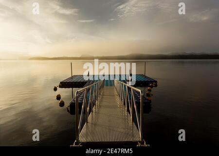 Tourismus-Hafen im bunten Sonnenaufgang bei Ban Sam Chong Tai, Phang nga Provinz, Thailand. Stockfoto