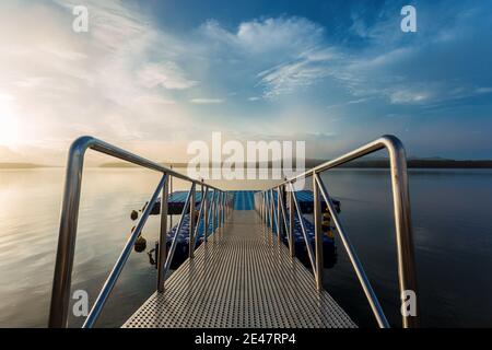 Tourismus-Hafen im bunten Sonnenaufgang bei Ban Sam Chong Tai, Phang nga Provinz, Thailand. Stockfoto