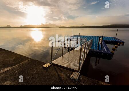 Tourismus-Hafen im bunten Sonnenaufgang bei Ban Sam Chong Tai, Phang nga Provinz, Thailand. Stockfoto