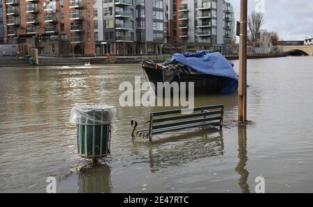 Peterborough, Großbritannien. Januar 2021. Hochwasser als der Fluss Nene in Peterborough, Cambridgeshire, seine Ufer durchbrach, bevor Sturm Christoph starke Winde und Regen bringen wird. Kredit: Paul Marriott/Alamy Live Nachrichten Stockfoto