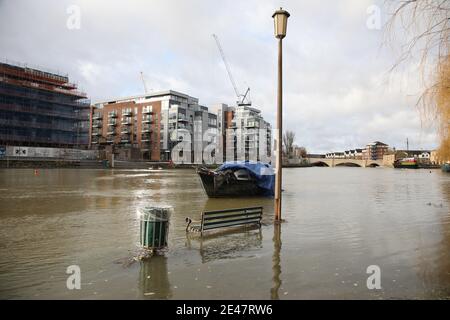 Peterborough, Großbritannien. Januar 2021. Hochwasser als der Fluss Nene in Peterborough, Cambridgeshire, seine Ufer durchbrach, bevor Sturm Christoph starke Winde und Regen bringen wird. Kredit: Paul Marriott/Alamy Live Nachrichten Stockfoto