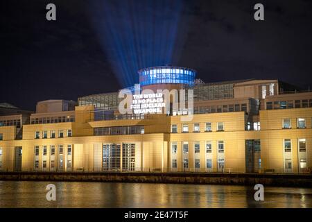 "The World is No Place for Nuclear Weapons" wurde auf das Gebäude der schottischen Regierung am Victoria Quay in Leith, Edinburgh projiziert, um zu feiern, dass der Vertrag über das Verbot von Atomwaffen (TPNW) am 22. Januar 2021 als internationales Recht in Kraft tritt. Stockfoto