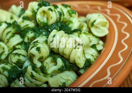 Fusilli col Pesto alla Genovese - klassische ligurische Gericht, mit Basilikum Pesto sanft Beschichtung al dente Pasta Stockfoto