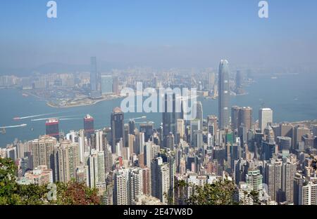 Erhöhte Aussicht, Blick auf die Wolkenkratzer von Hong Kong vom Victoria Peak. Klassische Aussicht und eine, zu der ich immer gerne zurückkomme. Stockfoto