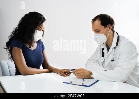 Afroamerikanische Patientin Im Krankenhaus Treffen Arzt In Gesichtsmaske Stockfoto