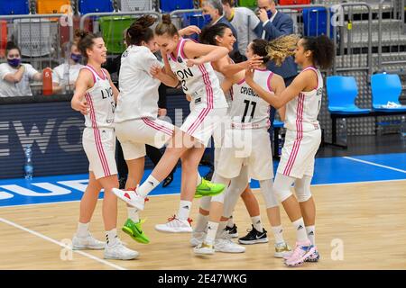 Prag, Tschechische Republik. Januar 2021. Die Spieler von Lyon feiern nach dem Sieg der Frauen Basketball European League B Gruppe 5. Runde Spiel USK Praha gegen Lyon in Prag, Tschechische Republik, 21. Januar 2021. Kredit: VIT Simanek/CTK Foto/Alamy Live Nachrichten Stockfoto