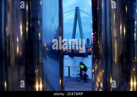 Köln, Deutschland. Januar 2021. Am Morgen fährt ein Radfahrer am Rheinufer entlang. Die Bundeskanzlerin und die Regierungschefs der Bundesländer haben beschlossen, die Sperre bis zum 14. Februar zu verlängern. Quelle: Oliver Berg/dpa/Alamy Live News Stockfoto