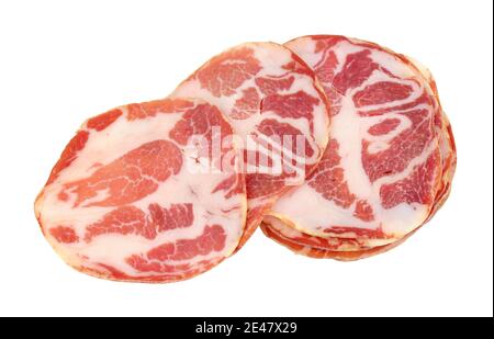 Capocollo oder coppa traditionelle italienische trocken gehäutete Schweinefleischscheiben Isoliert auf weißem Hintergrund Stockfoto
