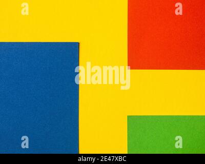Draufsicht auf bunten abstrakten gelben, roten, blauen und grünen Papierhintergrund, Panoramaaufnahme Stockfoto