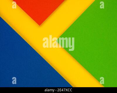 Geometrische Textur mit blauen, roten, grünen und gelben Papieren Stockfoto