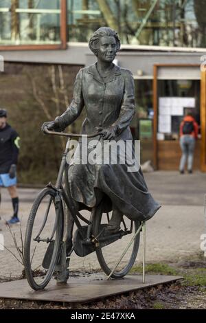 RHEDEN, NIEDERLANDE - 28. Dez 2020: Nahaufnahme der Statue der Königin Beatrix auf dem Fahrrad vor dem zentralen Pavillon im niederländischen National Stockfoto