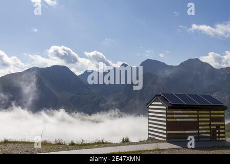 Schöne Aussicht auf die hohen Berge, die unter der Bewölkung glänzen Stockfoto