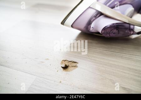 Loch In Laminatboden Aus Gefallenes Eisen Stockfoto