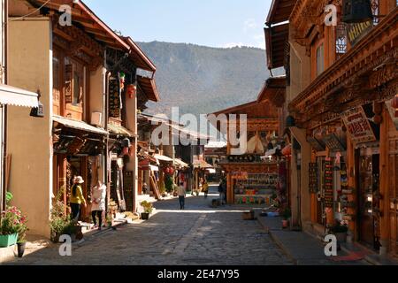 Im Inneren Dukezong, dem wiederaufgebauten alten Teil von Shangri La in der Provinz Yunnan. Holzgebäude und gepflasterte Straßen im tibetischen Stil. Stockfoto