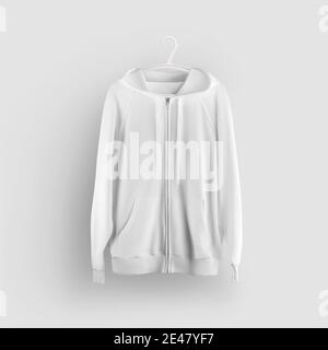 Mockup weißen Hoodie mit Tasche, Reißverschluss, hängen an einem Kunststoff-Kleiderbügel, Vorderansicht, isoliert auf Hintergrund. Stilvolle Kleidungsvorlage mit langen s Stockfoto