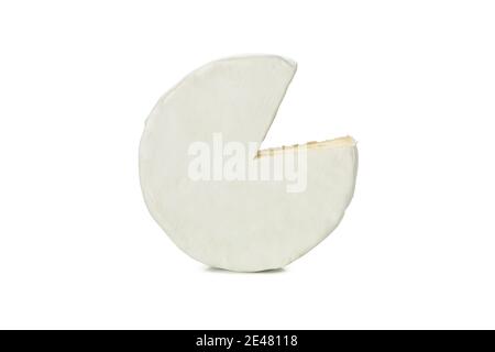 Köstlicher Camembert-Käse isoliert auf Weiß, ein ordentlicher Camembert-Rundling mit einer herausgenommenen Scheibe Stockfoto