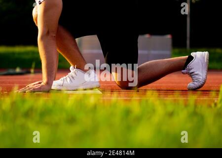 Startposition des Läufers. Athlete bereitet sich auf den Sprint vor. Stockfoto