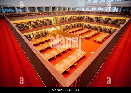 Berlin, Deutschland. Januar 2021. Der Allgemeine Lesesaal der Staatsbibliothek unter den Linden. Die Staatsbibliothek unter den Linden öffnet am 25.01.2021 nach einer 470 Millionen Renovierung. Sie ist die größte akademische Universalbibliothek im deutschsprachigen Raum. In den Regalen und Archiven befinden sich rund 25 Millionen Medien und Objekte. (An 'Staatsbibliothek Berlin bereit für mehr Autonomie') Quelle: Christoph Soeder/dpa/Alamy Live News Stockfoto