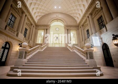 Berlin, Deutschland. Januar 2021. Der Haupttreppensaal der Staatsbibliothek unter den Linden. Die Staatsbibliothek unter den Linden öffnet am 25.01.2021 nach einer 470 Millionen Renovierung. Sie ist die größte akademische Universalbibliothek im deutschsprachigen Raum. In den Regalen und Archiven befinden sich rund 25 Millionen Medien und Objekte. (An 'Staatsbibliothek Berlin bereit für mehr Autonomie') Quelle: Christoph Soeder/dpa/Alamy Live News Stockfoto