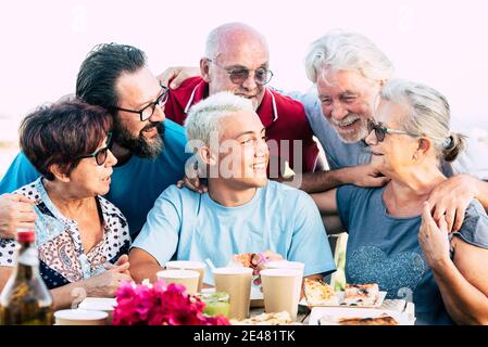 Gruppe von fröhlichen Freunden Familie genießen Essen und Mittagessen Feier Zusammen mit Spaß und Freundschaft - Konzept des verschiedenen Alters Jahre alte Menschen aus t Stockfoto