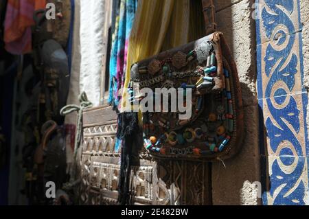 Marokkanische handgemachte Souvenirs in Medina von Essaouira. Bunte Taschen draußen in einem Geschäft oder Basar. Stockfoto