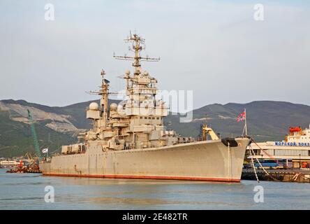 Cruiser Mikhail Kutuzov an Lazar Serebryakov Damm in Noworossijsk. Die Region Krasnodar. Russland Stockfoto