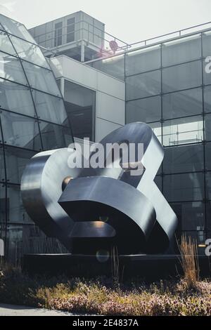 NEW YORK, USA - 08. Mai 2020: Skulptur am West Midtown Ferry Terminal in Manhattan, New York Stockfoto