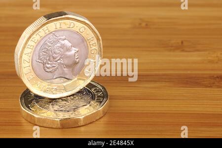 Zwei neue englische 1-Pfund-Münzen auf Holzhintergrund Stockfoto