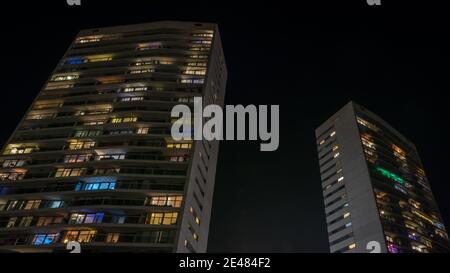Groningen, Holland - 2021-01-21: Blick auf eine Vorderseite von zwei Wohnhäusern. Mit vielen Farben in jedem Fenster. Nahaufnahme Stockfoto