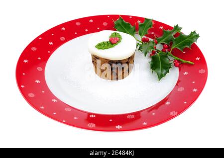 Mini-Weihnachts-Obstkuchen auf einem großen festlich geschmückten Teller Isoliert auf weißem Hintergrund Stockfoto