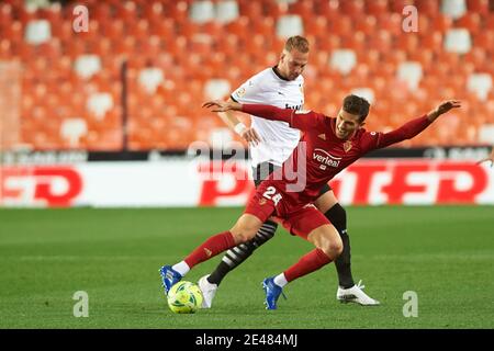 Uros Racic von Valencia CF und Lucas Torro von Osasuna während der spanischen Meisterschaft La Liga Fußball mach zwischen Valencia CF und CA Osasuna am 21. Januar 2021 im Estadio de Mestalla in Valencia, Spanien - Foto Maria Jose Segovia / Spanien DPPI / DPPI / LiveMedia Stockfoto