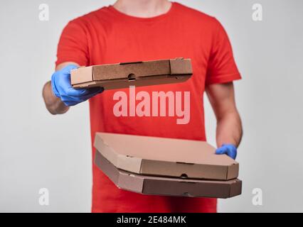 Der Lieferer gab eine von drei Kartons mit Pizza Stockfoto