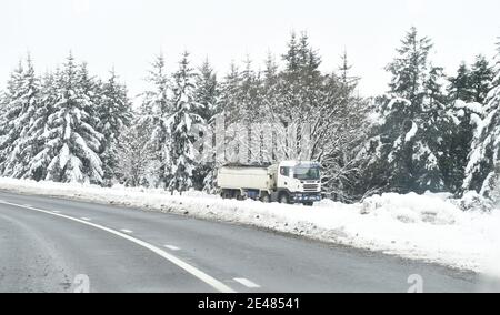 Borders Region .Schottland. UK ..21st Januar 21 Storm Christophe brachte über Nacht Schnee zu den Scottish Borders & Midlothian .Pic zeigt LKW-Park Stockfoto