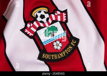 Nahaufnahme des Fußballtrikots von Southampton Stockfoto