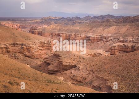 Schroffe Badlands Landschaft und Gelände des Charyn Canyon National Park in der Provinz Almaty in Kasachstan. Stockfoto