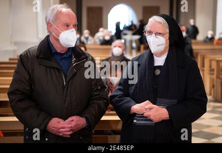 22. Januar 2021, Bayern, Rosenheim: Marinus und Dolore Fischbacher, Bruder und Schwester von Siegfried Fischbacher, besuchen den Trauerdienst für den verstorbenen Zauberer in der Nikolaikirche. Der weltberühmte Zauberer, der mit seinem langjährigen Partner Roy Horn als 'Siegfried & Roy' mit weißen Tigern Schaugeschichte schrieb, war am 13.01.201 im Alter von 81 Jahren in Las Vegas an Krebs gestorben. Foto: Sven Hoppe/dpa Stockfoto