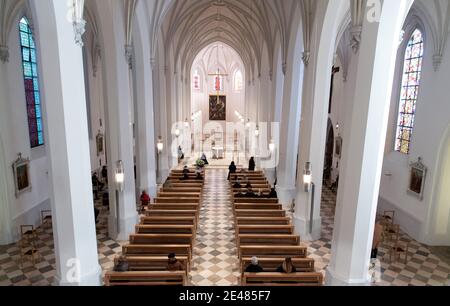 22. Januar 2021, Bayern, Rosenheim: Teilnehmer des Trauergottesdienstes für den verstorbenen Zauberer Siegfried Fischbacher sitzen in der Kirche St. Nikolaus. Der weltberühmte Zauberer, der mit seinem langjährigen Partner Roy Horn als 'Siegfried & Roy' mit weißen Tigern Schaugeschichte schrieb, war am 13.01.201 im Alter von 81 Jahren in Las Vegas an Krebs gestorben. Foto: Sven Hoppe/dpa Stockfoto